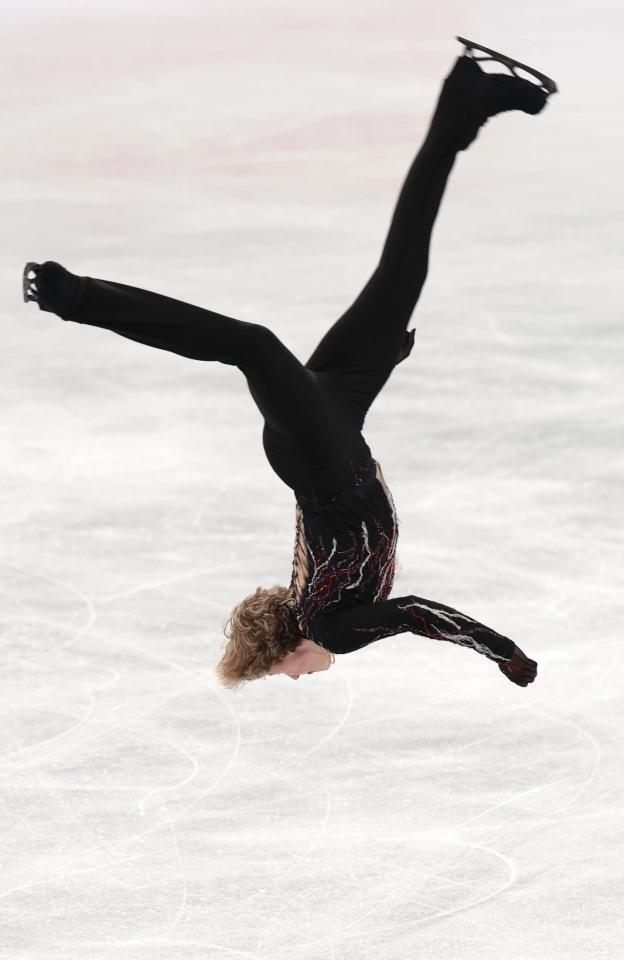 　大きく飛ぶイリア・マリニン（撮影・佐々木彰尚）