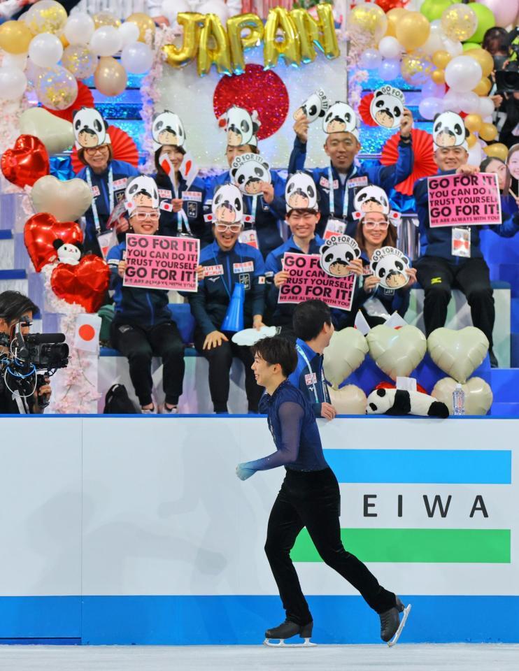 　男子フリーで佐藤駿（手前）を応援する日本勢