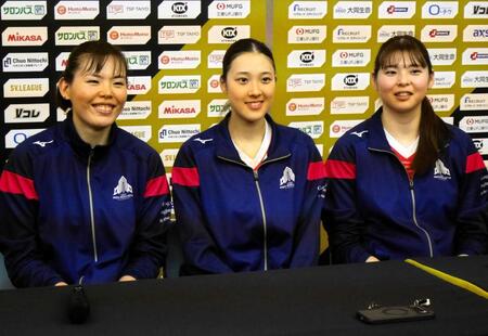 　会見に臨むＮＥＣ川崎の（左から）島村春世、佐藤淑乃、山田二千華