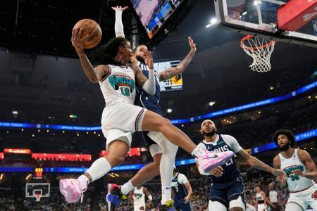 　プレーオフ進出決定戦のマーベリックス戦でパスを出すグリズリーズのジャ・モラント＝１８日、メンフィス（ＡＰ＝共同）