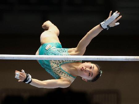 　女子個人総合決勝　岸里奈の段違い平行棒＝高崎アリーナ