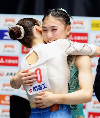 　女子個人総合で初優勝した岸里奈。２位の杉原愛子（左）と健闘をたたえ合った