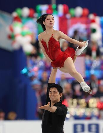 　華麗な演技を披露する三浦璃来、木原龍一組（撮影・佐々木彰尚）