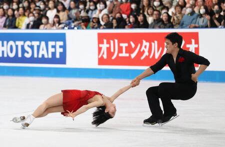 　華麗な演技を披露する三浦璃来、木原龍一組（撮影・佐々木彰尚）