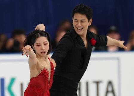 　華麗な演技を披露する三浦璃来、木原龍一組（撮影・佐々木彰尚）