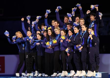 　優勝した米国（中央）、３位のイタリアと写真におさまる日本チーム（撮影・佐々木彰尚）