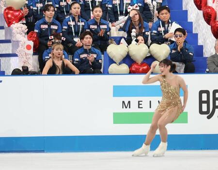 　アリサ・リュウの演技を見つめる坂本花織（撮影・佐々木彰尚）