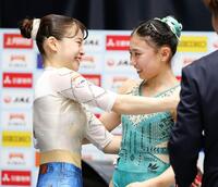 　女子個人総合で初優勝した岸里奈。２位の杉原愛子（左）と健闘をたたえ合った