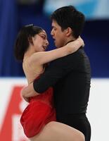 　華麗な演技を披露する三浦璃来、木原龍一組（撮影・佐々木彰尚）