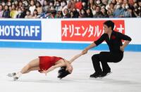 　華麗な演技を披露する三浦璃来、木原龍一組（撮影・佐々木彰尚）