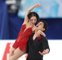 　華麗な演技を披露する三浦璃来、木原龍一組（撮影・佐々木彰尚）