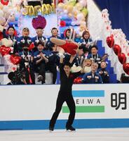 　華麗な演技を披露する三浦璃来、木原龍一組（撮影・佐々木彰尚）