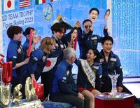 　坂本花織（左から２人目）とタッチをする三浦璃来。笑顔の木原龍一（撮影・佐々木彰尚）