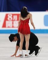 　演技を終えて天を仰ぐ三浦璃来と手をつく木原龍一（撮影・佐々木彰尚）