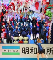 　女子フリーに臨む坂本花織（手前）に声援を送る日本勢