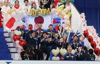 　声援を送る応援席（撮影・佐々木彰尚）