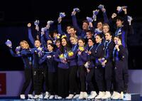 　優勝した米国（中央）、３位のイタリアと写真におさまる日本チーム（撮影・佐々木彰尚）