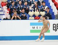 　アリサ・リュウの演技を見つめる坂本花織（撮影・佐々木彰尚）