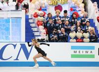 　声援を受けて演技をする坂本花織（撮影・佐々木彰尚）