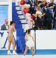 　アリサ・リュウ（左）に拍手をする坂本花織（撮影・佐々木彰尚）