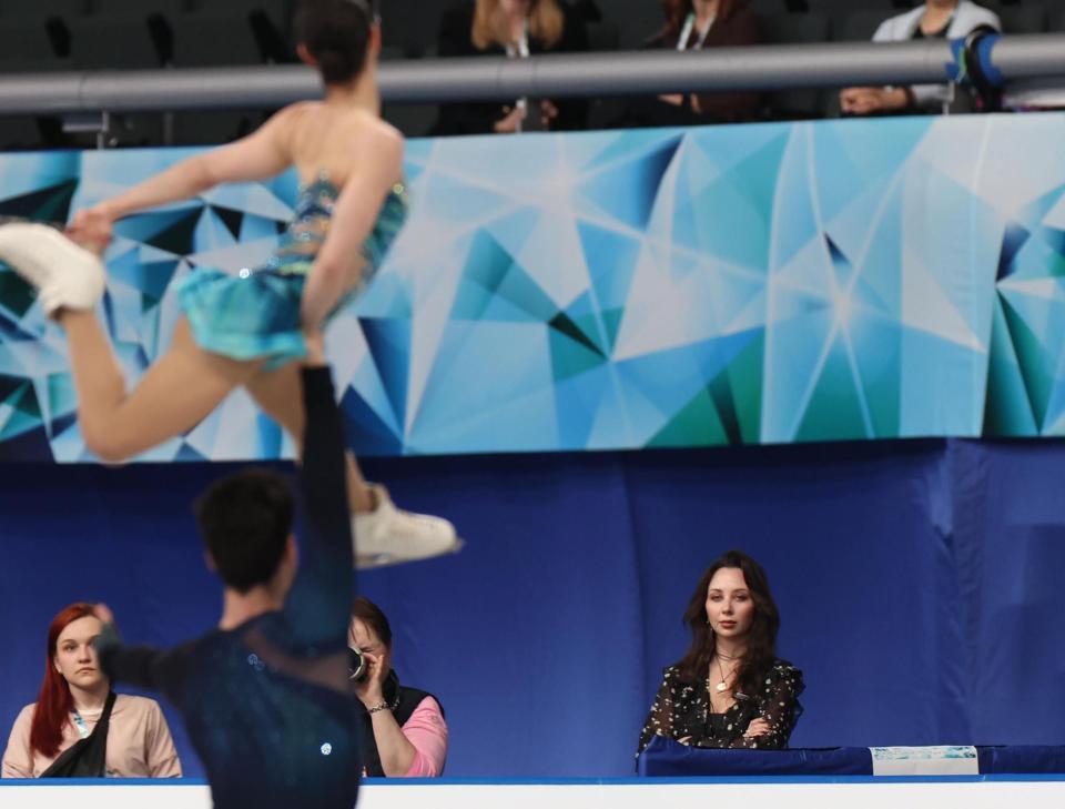 　リンクに熱視線を送るトゥクタミシェワ（右奥）＝撮影・佐々木彰尚