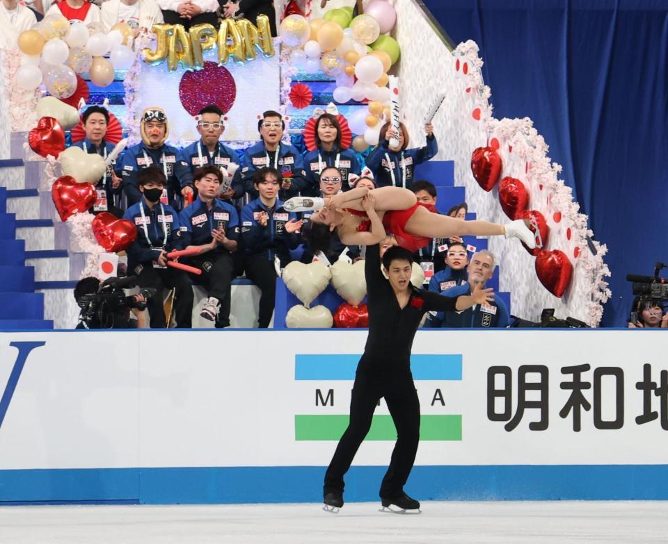 　応援席の前で演技する三浦璃来、木原龍一組（撮影・佐々木彰尚）