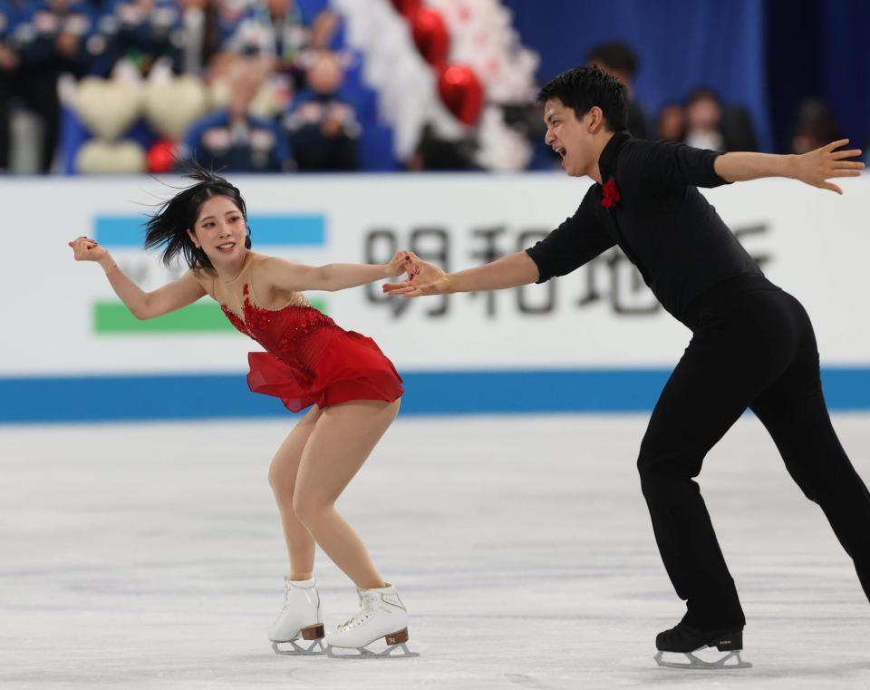 　華麗な演技を披露する三浦璃来、木原龍一組（撮影・佐々木彰尚）