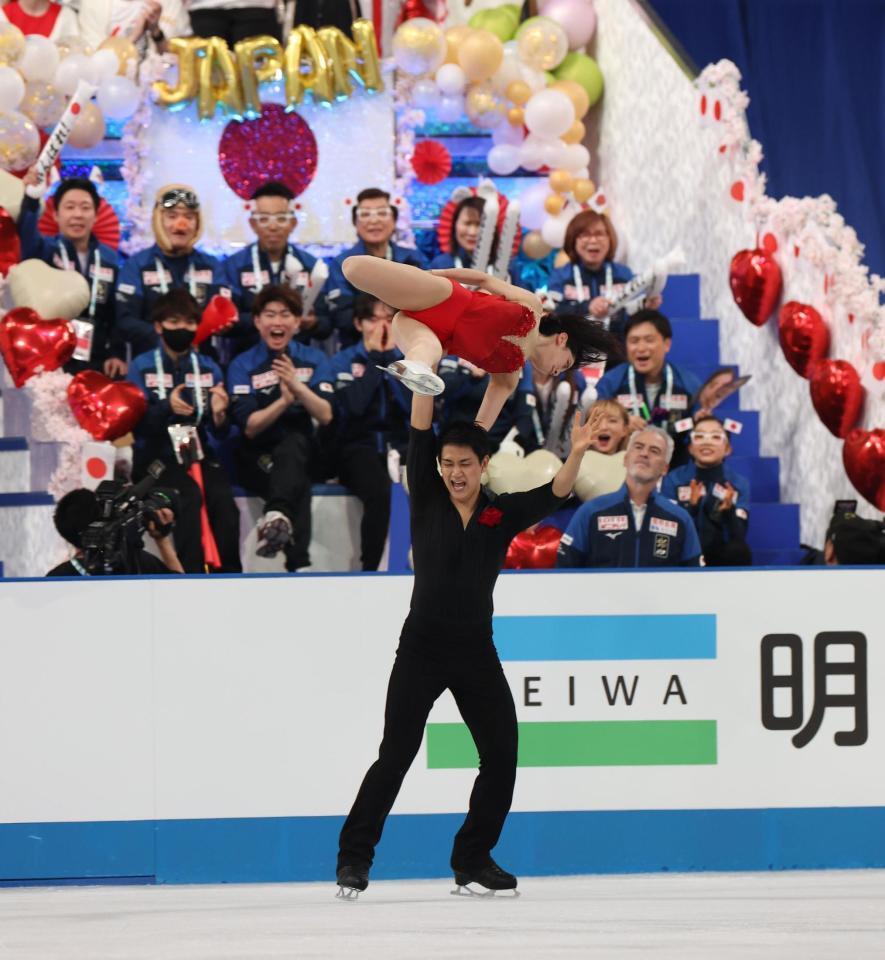 　華麗な演技を披露する三浦璃来、木原龍一組（撮影・佐々木彰尚）