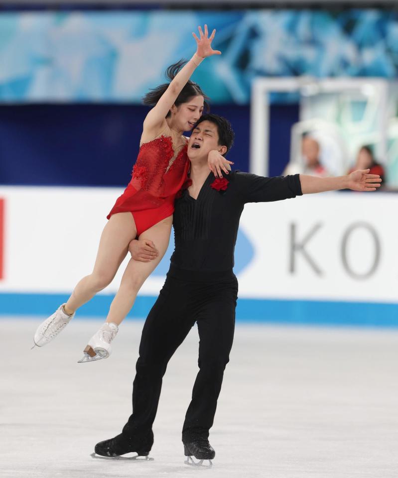 　華麗な演技を披露する三浦璃来、木原龍一組（撮影・佐々木彰尚）