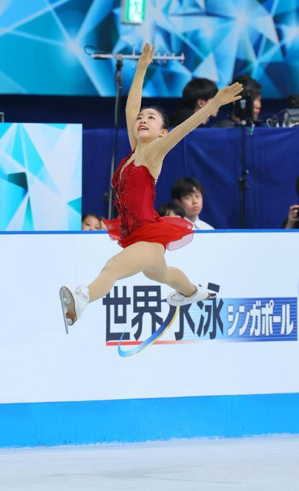 　女子フリーで演技する千葉百音