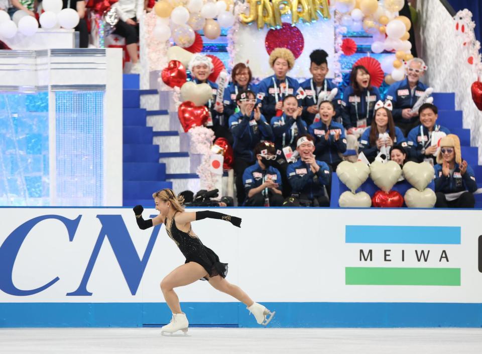　声援を受けて演技をする坂本花織（撮影・佐々木彰尚）