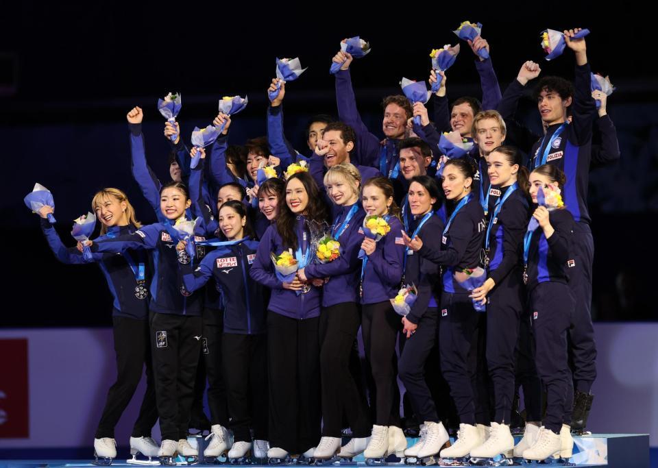 　優勝した米国（中央）、３位のイタリアと写真におさまる日本チーム（撮影・佐々木彰尚）