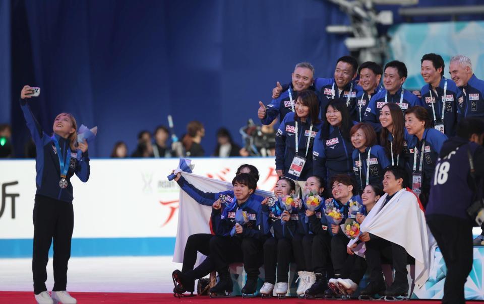 　自撮りをする坂本花織（左）と日本チーム（撮影・佐々木彰尚）