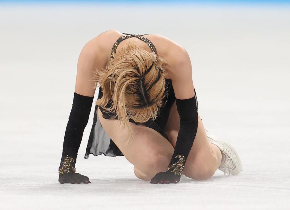 　リンクに手をつく坂本花織（撮影・佐々木彰尚）