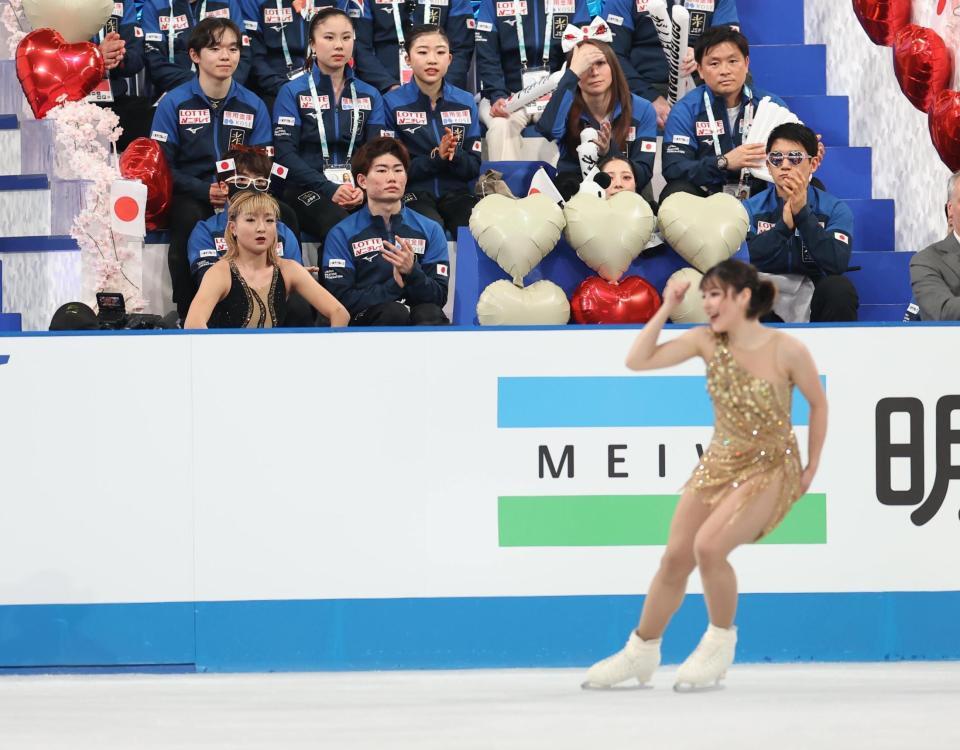 　アリサ・リュウの演技を見つめる坂本花織（撮影・佐々木彰尚）
