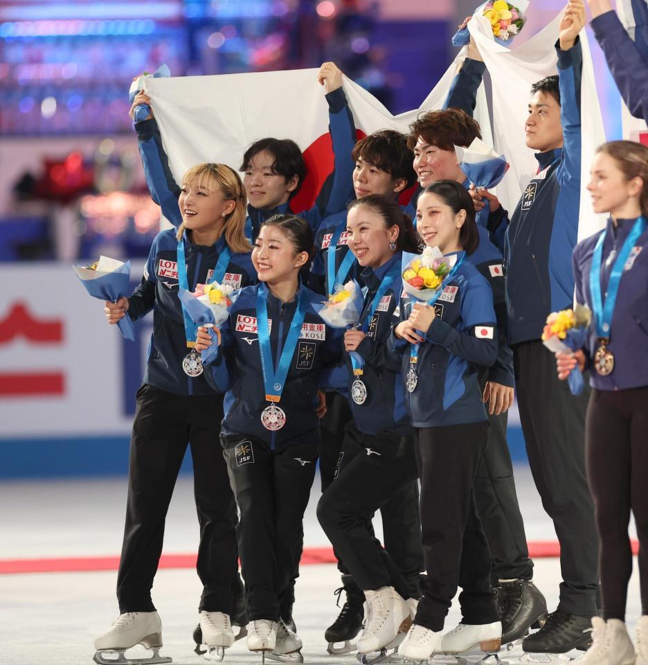 　（前列左から）坂本花織、千葉百音、吉田唄菜、三浦璃来、（後列同）鍵山優真、佐藤駿、森田真沙也、木原龍一（撮影・佐々木彰尚）