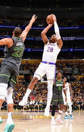 　ティンバーウルブズとの第１戦でシュートを放つレーカーズの八村＝ロサンゼルス（ＮＢＡＥ・ゲッティ＝共同）