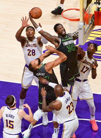 　ティンバーウルブズとの第１戦で守るレーカーズの八村（２８）ら＝ロサンゼルス（ＮＢＡＥ・ゲッティ＝共同）