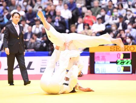 　女子無差別２回戦で橋高朱里（上）にともえ投げをかける角田夏実（撮影・開出牧）