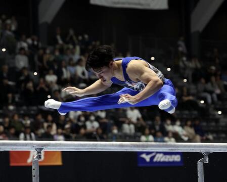 パリ五輪王者・岡慎之助は初Ｖスルリ　新旧五輪王者の一騎打ち　最終種目鉄棒で痛恨ミス　橋本大輝に大逆転許す