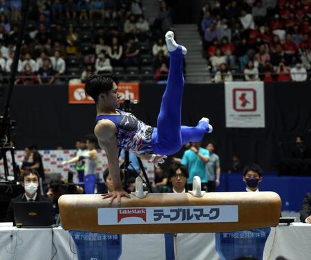 　あん馬の演技をする岡慎之助（撮影・佐々木彰尚）