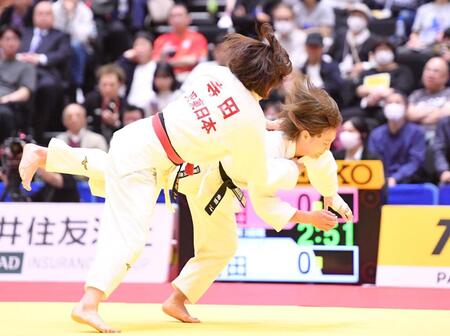 　女子無差別３回戦で寺田宇多菜（手前）に判定で敗れた角田夏実（撮影・開出牧）