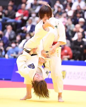 　女子無差別３回戦で寺田宇多菜（後方）の腕を取り最後まで諦めなかった角田夏実（撮影・開出牧）