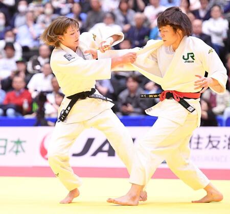 　女子無差別３回戦で寺田宇多菜（右）と激しい攻防を繰り広げる角田夏実（撮影・開出牧）