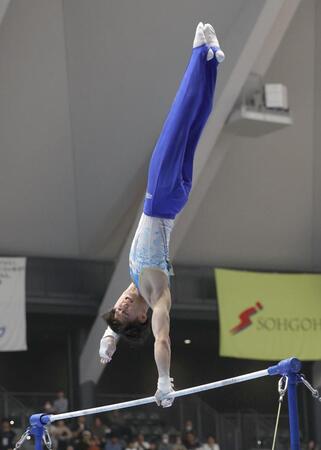 　鉄棒の演技をする橋本大輝（撮影・佐々木彰尚）