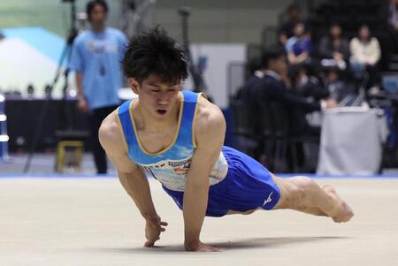 　床運動の演技をする橋本大輝（撮影・佐々木彰尚）