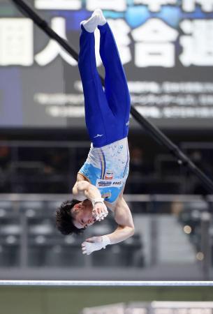 　男子個人総合決勝　５連覇を果たした橋本大輝の鉄棒＝高崎アリーナ