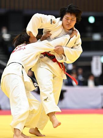 　３回戦で谷岡成美（左）を攻める新井万央