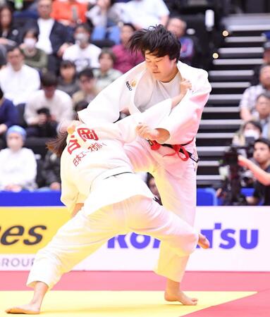 　女子無差別３回戦で谷岡成美（手前）と激しい攻防を繰り広げる新井万央（撮影・開出牧）