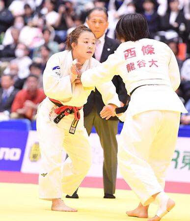 　女子無差別３回戦で西條里奈子（手前）に敗れた古賀ひより（撮影・開出牧）